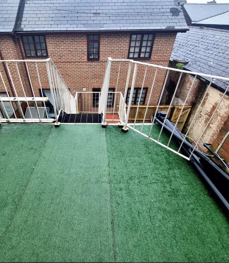 Lot: 184 - TWO-BEDROOM TOWN CENTRE MAISONETTE FOR INVESTMENT OR OWNER OCCUPATION - External area